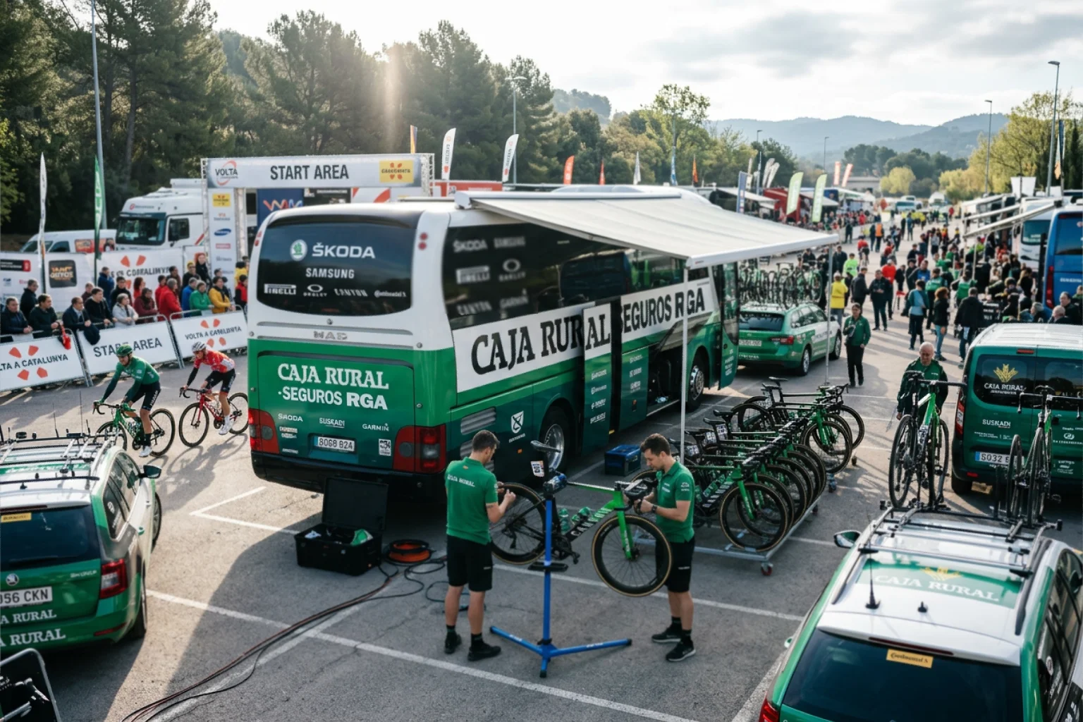 Autobús de equipo ciclista profesional con logotipos de patrocinadores aparcado junto al área de salida de una carrera