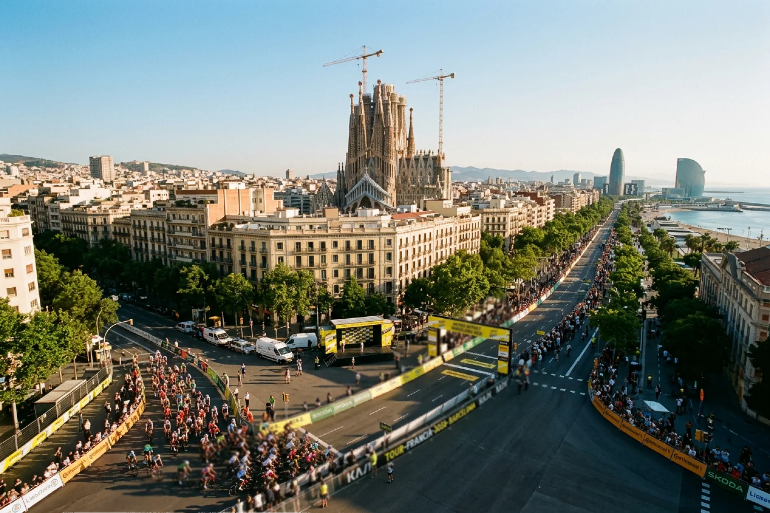 Vista panorámica de Barcelona con la Sagrada Familia al fondo y una carretera preparada para una carrera ciclista